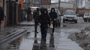 На строительном рынке в Саратове рекламные вывески не соответствуют дизайн-коду