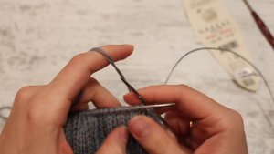 Вяжем шапку резинкой 2:2. Как закрыть макушку