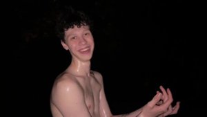 еля плаг любит пальчик в попку