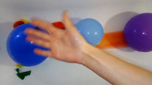 Воздушные Шарики с водой Лопаем шарики Семья пальчиков Папа пальчик Песенка про пальчики Учим цвета смотреть онлайн