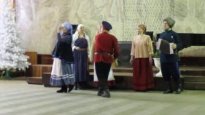 У ворот сосна зеленая