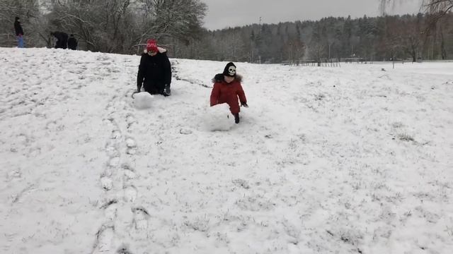 Влог 7.01.2021. Стокгольм. Зима. Катаемся на санках и лепим снеговика.