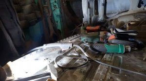 Как выкрутить обломанный саморез(болт) из кузова авто?