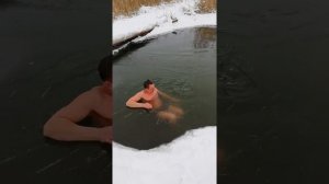 Закаливание снег купание в ледяной воде.Hardening snow. Bathing in ice water..mp4