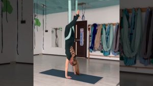 Стойка на руках в гамаке