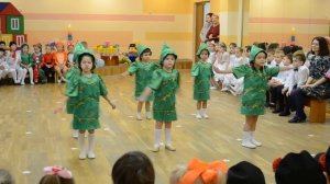 Средняя группа Маленькие елочки