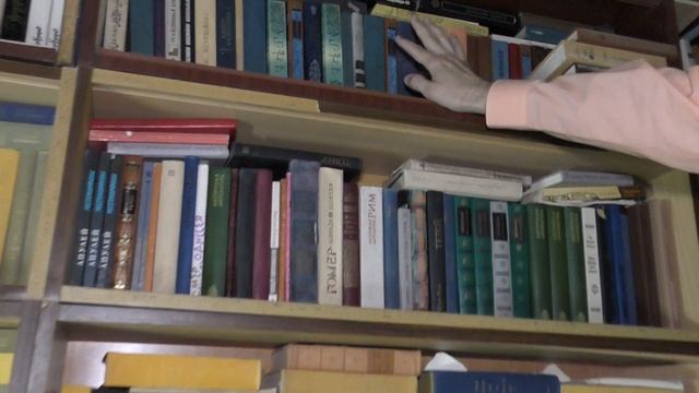 Букинист Орск  помогает выбрать книгу в своем магазине