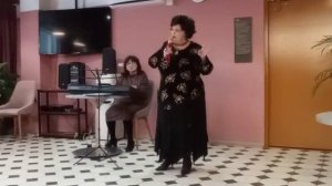 Поёт Любовь Прокофьевна Макарова-Ах зачем эта ночь так была хороша.