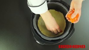Рецепты от Redmond: Пицца с грибами (Мультиварка RMC-M4504)