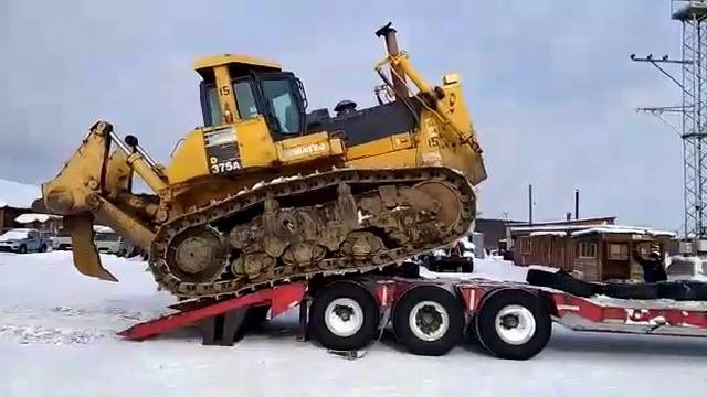 Карьерный бульдозер Komatsu D375 (67 тонн) заезжает на трал!