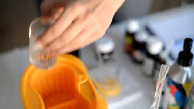 Готовим зимний питательный крем с церамидами • DIY Cosmetics смотреть онлайн