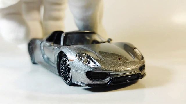 Масштабная модель автомобиля PORSCHE 918 spyder в масштабе 1:43