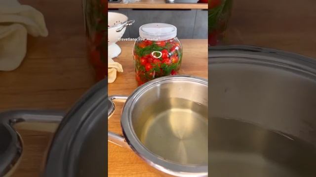 Вкусные маринованные помидоры с морковной ботвой. #помидоры #помидорыпокорейски? #помидорывяленые