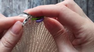 Шапка резинкой 1х1. Вяжем вместе макушку.