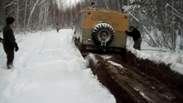 ГАЗ 66 одной рукой из ямы. Альбертыч сила)