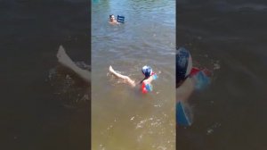 Саша плескается на речке) Дача. Лето 2020