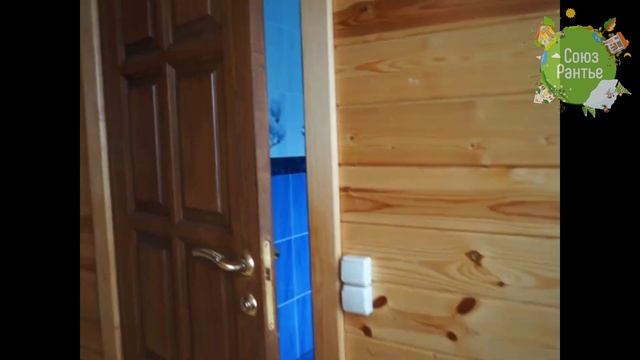 Коттедж посуточно на берегу озера в Сосново. Большой зал с камином, 12 комнат, баня на дровах.