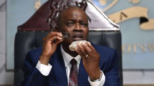 Самый большой за столетие алмаз показали президенту Ботсваны