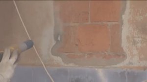 пескоструйная очистка кирпичной стены от старой штукатурки