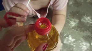 Как правильно открыть бутылку масла, чтобы струйка была тоненькая? Я попробовала новый лайфхак.