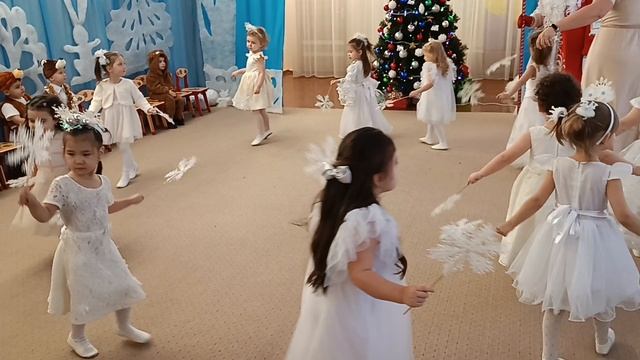 Танец "Серебристые снежинки" 2-мл.группа д/с "Журавлик" 2023 смотреть онлайн