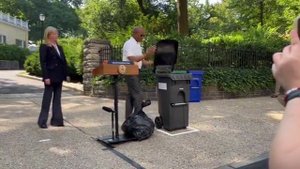 Мэр Нью-Йорка учит население пользоваться мусорным баком