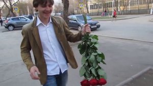 Как правильно нести букет цветов