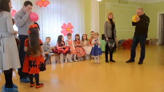 Очень интересный конкурс для родителей, утренник 8 МАРТА, средняя группа смотреть онлайн