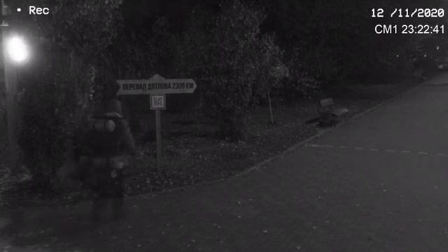 Призрак туриста у указателя на Перевал Дятлова смотреть онлайн