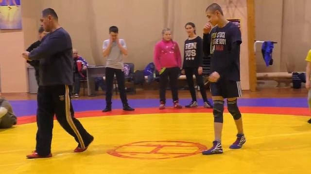 Обучение приёмам вольной борьбы. Тренировка.