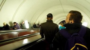В метро на эскалаторе