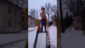 Что делать когда скучно?КУПАЕМСЯ В СНЕГУ!