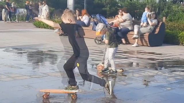 ФОНТАН / КАТАЕМСЯ НА САМОКАТЕ / МАРИУПОЛЬ смотреть онлайн