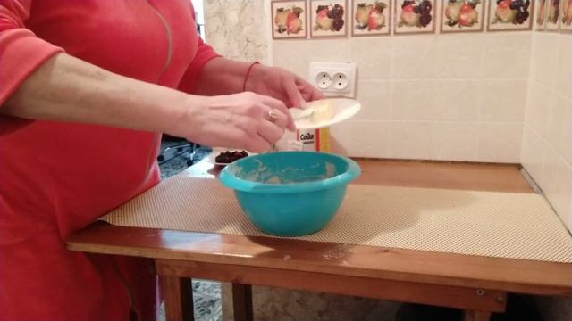 Пирог манник с малиной и черной смородиной/готовим в общежитии