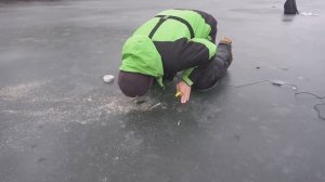 Рыбалка по ПЕРВОМУ ЛЬДУ 2023 на балансир! Подводная съемка поклёвок. Ловля ЩУКИ и ОКУНЯ со льда