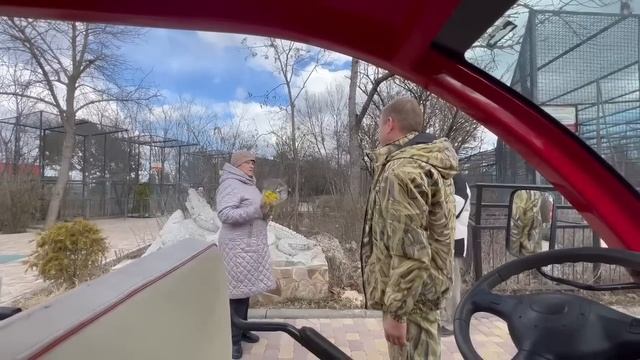 Олег Зубков ДАРИТ ЦВЕТЫ всем женщинам в парке! С 8 Марта! смотреть онлайн