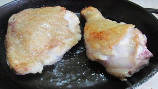 Жаренный куриный окорочок под соусом из сыра с плесенью