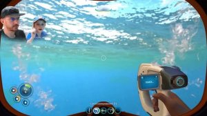 Никита и папа играют в SUBNAUTICA - Начало выживания и изготовление ГЛАЙДЕРА! Субнатика #1