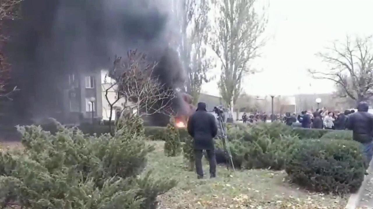 В Кривом Роге люди взяли штурмом офис 