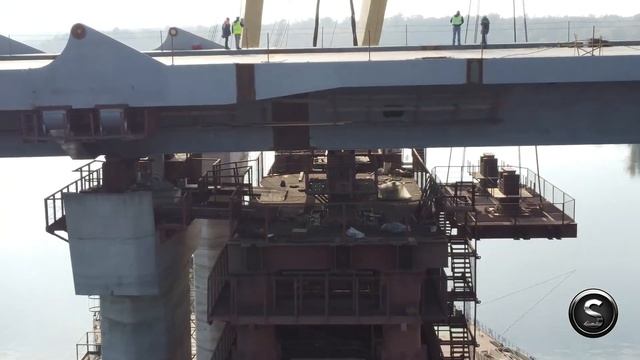 ЗАПОРОЖСКИЙ МОСТ. Установка оголовка монтажной опоры низовой ветки моста. Кран Захарий LK-800 в дел