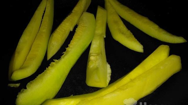 Тушеные кабачки с морковью, картофелем и виноградом на сковороде