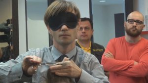 Парикмахер из Севастополя стрижет с завязанными глазами 