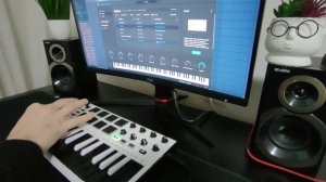 Видео для продажи миди клавиатуры Akai MK MINI 2