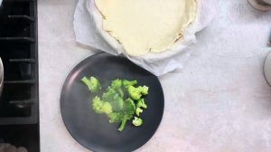 Невероятно вкусный пирог с форелью, брокколи и моцареллой