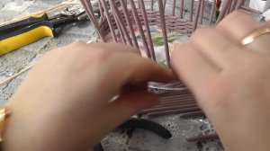 Ажурная корзина с картонным дном. Плетение из газет