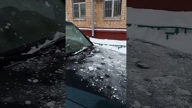 23.01.2022 Москва 3-я Фрунзенская ул. д 7 Дворники сбрасывают лед с крыши прямо на тротуар и машин