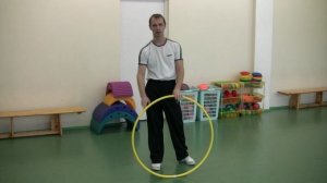 Пролезаем в катящийся обруч