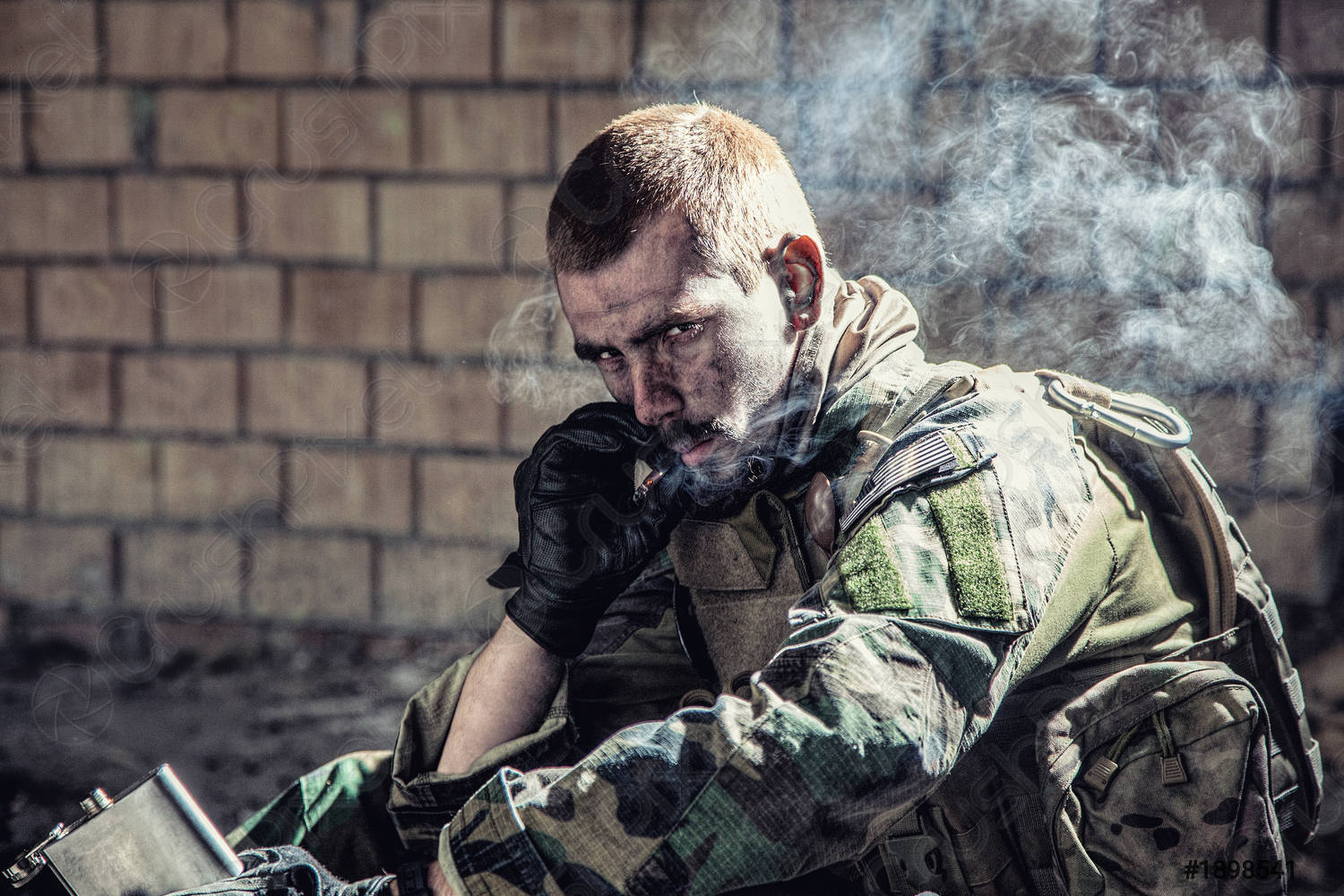 Уставшим от войны. Российский солдат с сигаретой.