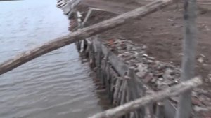 Отработкой протравливают доски.Сибирская деревня Потеряевка