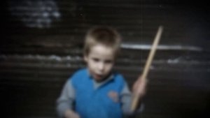 МАЛЕНЬКИЙ БАРАБАНЩИК. Мне 5 лет, показываю биты. Репетирую на барабанной установке.